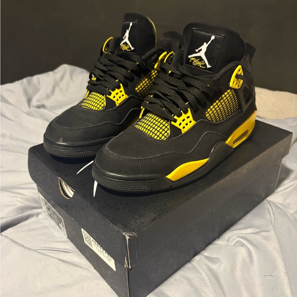 Jordan 4 retro thunder(2023)